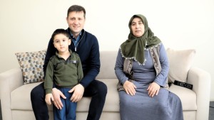 Akay, depremzede aileleri ziyaret etti